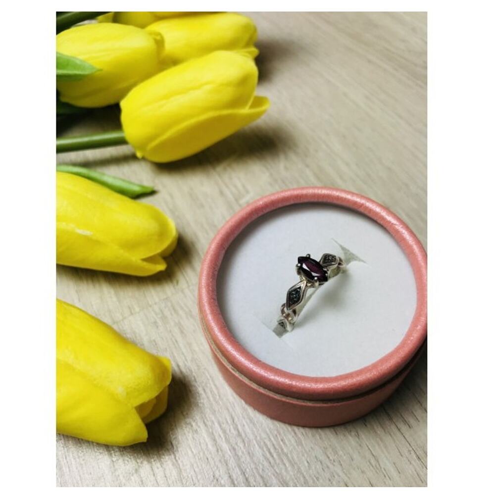 Avon 925 Sterling Silver Almandine Ring Size 8